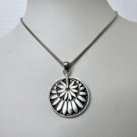 Silver Tone Black Enamel Flower Medallion Pendant Choker Necklace 15.5-18" - Picture 6 of 6